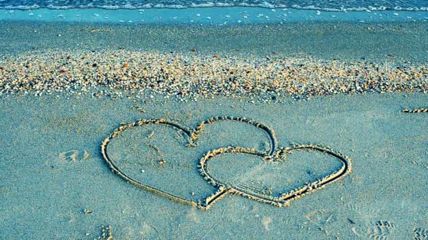 Due Cuori Sulla Spiaggia Cuori Amorevoli — Video Stock