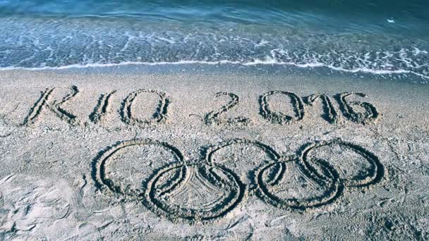 里约2016年沙滩上的题词 奥运会徽在沙滩上 沙滩上 — 图库视频影像