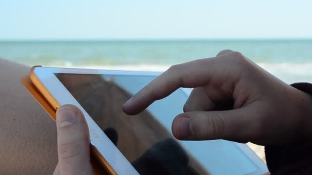 Tabliczka Rękach Dziewczyny Plaży Popracuj Nad Tabletem Strzelanina Plaży — Wideo stockowe