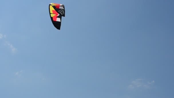 Kitesurfen Tegen Lucht Schieten Het Strand — Stockvideo