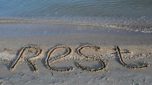 报名休息在沙滩上的沙子上 海滩上的题词 — 图库视频影像
