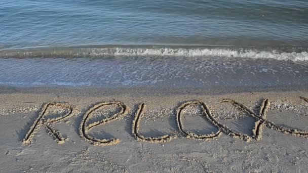 Επιγραφή Μια Χαλαρώστε Στην Άμμο Επιγραφή Στην Άμμο Παραλία — Αρχείο Βίντεο