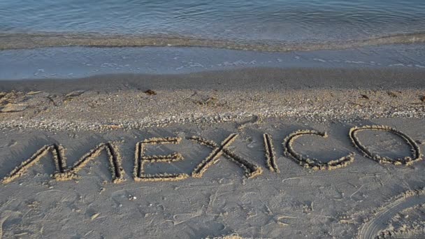 熱帯ビーチとメキシコの砂の上に書き込みます 砂の上の碑文 ビーチ — ストック動画