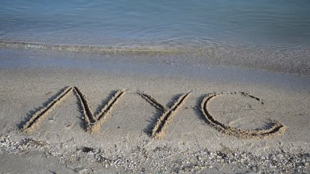 纽约公约 在沙滩上的题词沙地 海滩上的题词 — 图库视频影像
