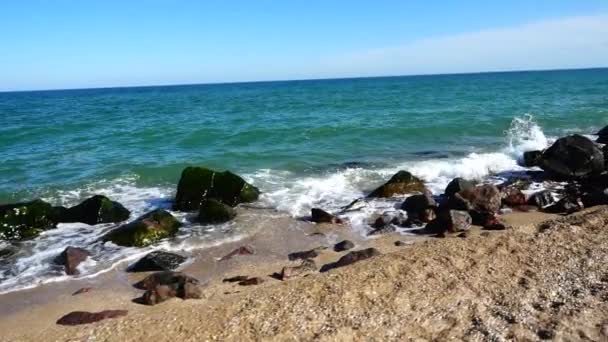 Las Olas Del Mar Rompen Contra Las Piedras Disparando Orilla — Vídeos de Stock