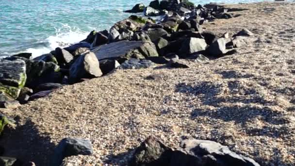 Las Olas Del Mar Rompen Contra Las Piedras Disparando Orilla — Vídeos de Stock