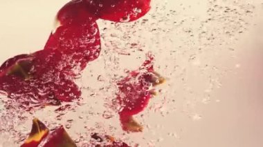 Lale yaprakları suya düşer. Geçmişi. Yavaş çekim.