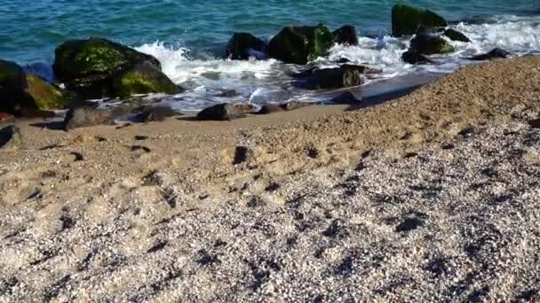 Havsvågor Bryter Mot Stenar Skjuter Stranden Långsamma Rörelser — Stockvideo