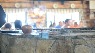 Karpatlar 'da bir restoran. Ateş ve insanlar.