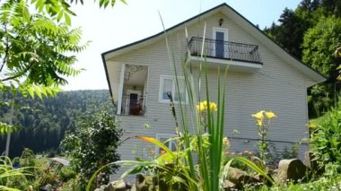 Ev ve bahçe. Güzel ev.