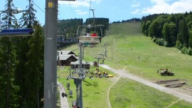 Yazın kayak merkezi, Bukovel. Yüzeyde kaldırma. Yazın Karpatlar.