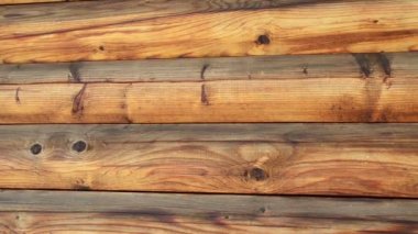 Ağaçtan ev duvarı. Ev çivili değil.