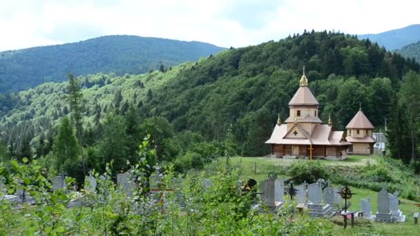 Dağlardaki Kilise Ortodoks Ukrayna Ortodoks Ahşap Kilise Ukrayna — Stok video