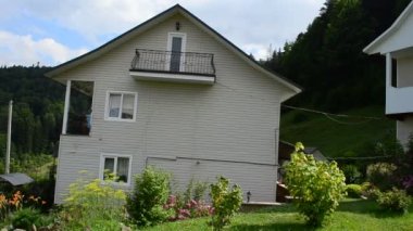 Dağlardaki ev. Yazın çekim, mimarlık.