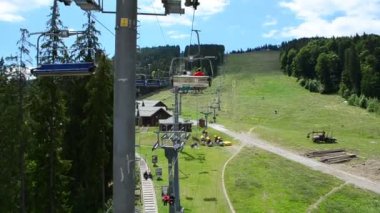 Karpatlar 'da, Ukrayna' da, Bukovel 'de ateş ediyorlar. Kayak merkezi. Yüzey yazın dağlarda yükselir.