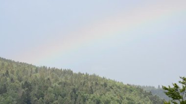 Dağlarda gökkuşağı. Güzel gökkuşağı, yağmurdan sonra