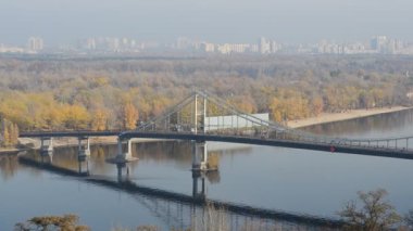 Sonbahar Dnipro nehri üzerindeki köprü. Ukrayna, Kiev 'de çekim.