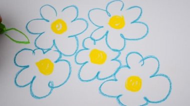 Çiçekleri pastel renkle çizeriz. Çizim süreci