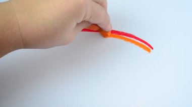 Pastel bir resim çiziyoruz. Bir gökkuşağı çizeriz