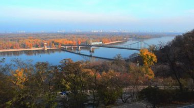 Sonbahar Dnipro nehri üzerindeki köprü. Ukrayna, Kiev 'de çekim.