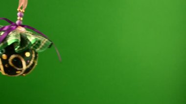 Noel ağacı süslemesi. Yeşil arka planda Noel ağacı süslemesi