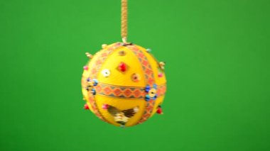 Yeşil arka planda Noel ağacı süslemesi. Noel ağacı süslemesi