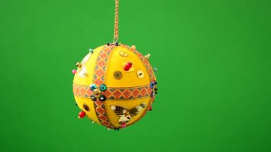 Noel ağacı süslemesi. Yeşil arka planda Noel ağacı süslemesi