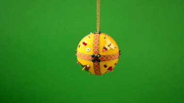 Noel ağacı süslemesi. Yeşil arka planda Noel ağacı süslemesi