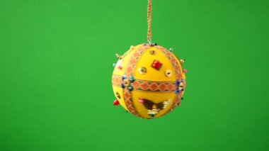 Noel ağacı süslemesi. Yeşil arka planda Noel ağacı süslemesi