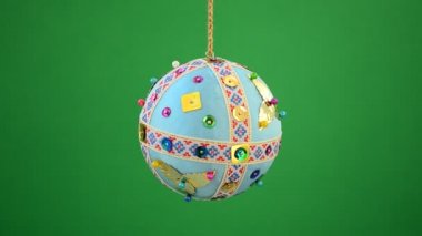 Noel ağacı süslemesi. Yeşil arka planda Noel ağacı süslemesi