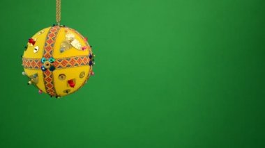 Yeşil arka planda Noel ağacı süslemesi. Noel ağacı süslemesi