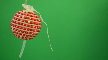 Noel ağacı süslemesi. Yeşil arka planda Noel ağacı süslemesi