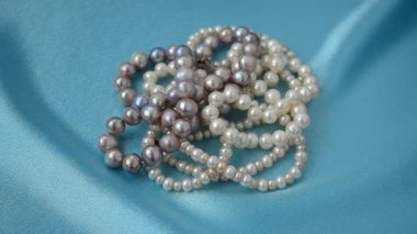 Mavi ipekle ateş ediyorlar. İncilerden boncuklar