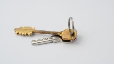 Anahtarlar beyaz arka planda. Harekette çekim..