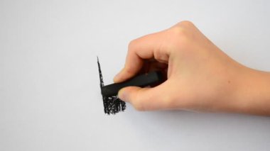 Çocuk otobüsü çizer. Beyaz kağıda çizim.
