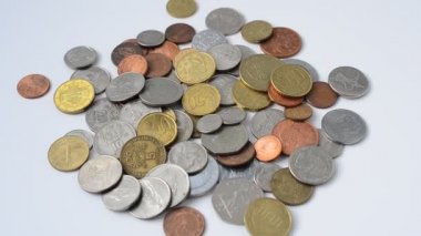 Dünyanın farklı ülkelerinin bozuk paraları. Beyaz arkaplanda para.