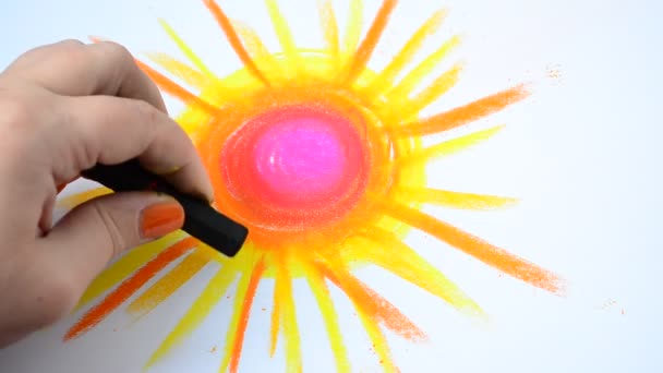 その芸術家は太陽を引く 太陽を描く — ストック動画