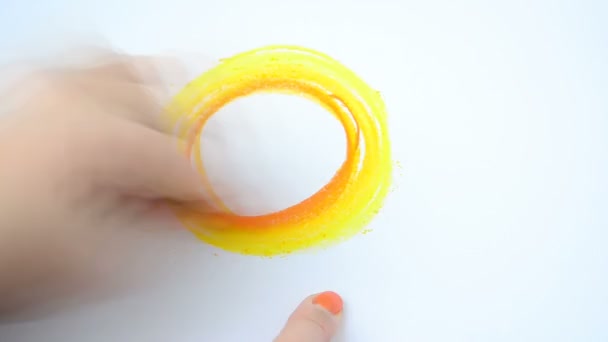 Güneşi Çiziyoruz Bir Sanatçının Elinin Çekimi — Stok video