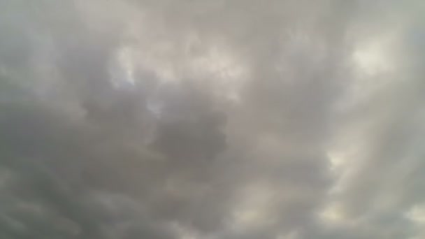 Nuages dans le ciel. Mouvement des nuages .