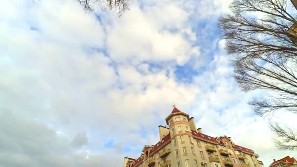 Céu Nuvens Atirando Cidade Lindas Nuvens Sobre Cidade — Vídeo de Stock