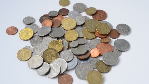 世界上不同国家的硬币 白人背景的钱 — 图库视频影像