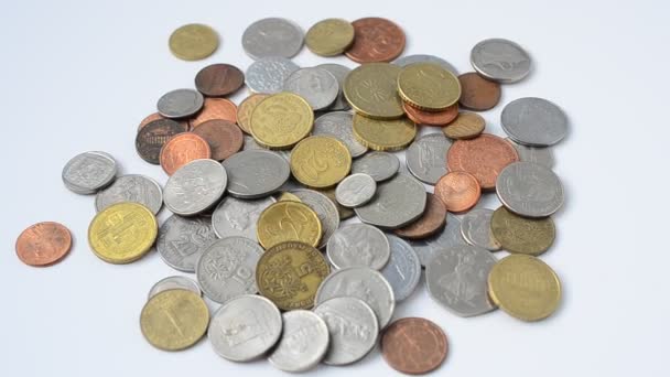 钱的背景是白色的世界上不同国家的硬币 — 图库视频影像