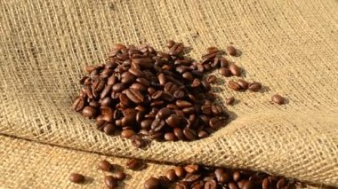 Kahve ve çuval. Bir poşete karşı kahve..