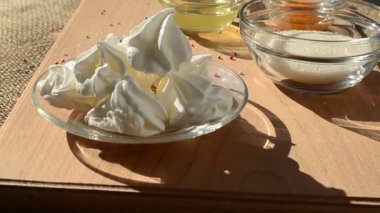 Kremalı pasta etrafında dönüyor. Krema ve bileşenlerin keki.