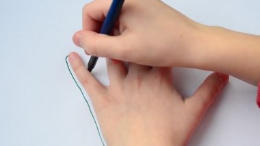 Kağıt üzerinde el ele dolaştık. Bir elin etrafına bir keçeli kalem, bir siluet dolaştırırız..