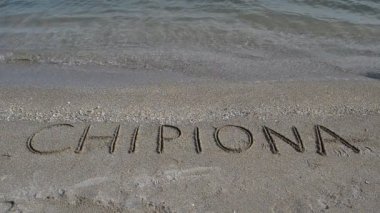 Atlantik Okyanusu, sahil. İspanya. Sahilde çekim yapmak..