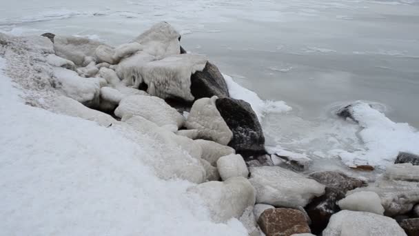 冰冷的大海冰块上的石头 冬季景观 — 图库视频影像