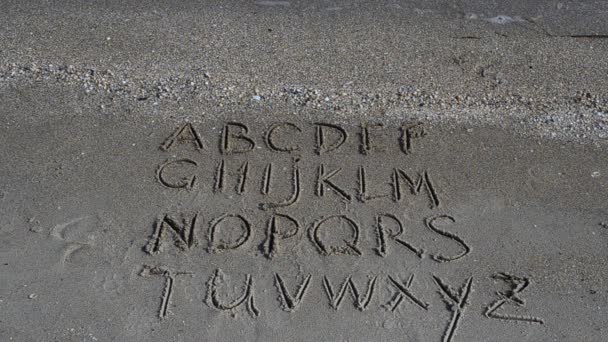 Αγγλικό Αλφάβητο Γραμμένο Άμμο Παραλίας Πυροβολισμοί Στην Παραλία — Αρχείο Βίντεο