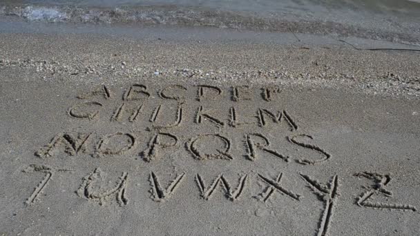 Английский Алфавит Написан Пляжном Песке Стрельба Пляже — стоковое видео