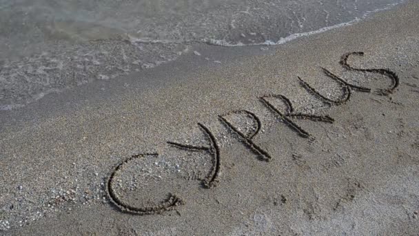 Inscriptie Cyprus Zand Schieten Het Strand — Stockvideo